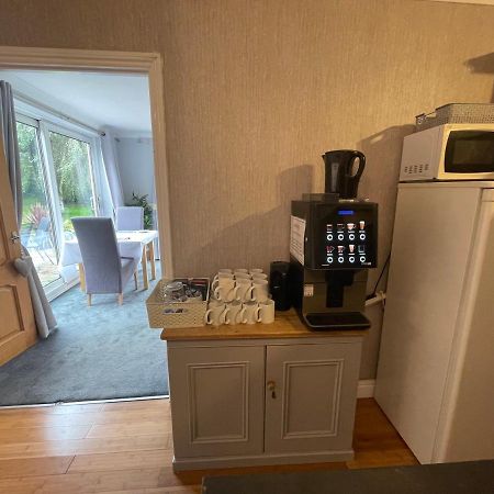 Haymills Guesthouse Солихъл Екстериор снимка