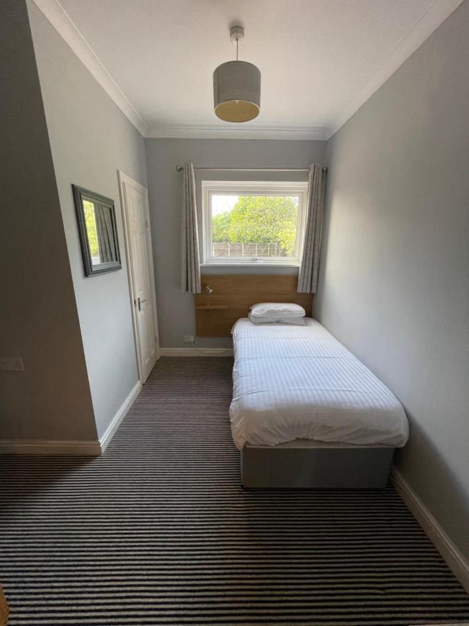 Haymills Guesthouse Солихъл Екстериор снимка