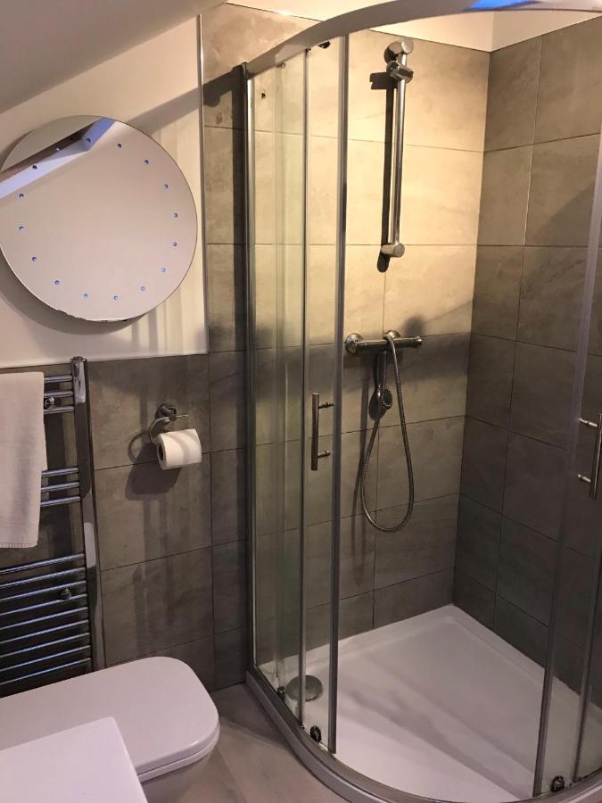 Haymills Guesthouse Солихъл Екстериор снимка