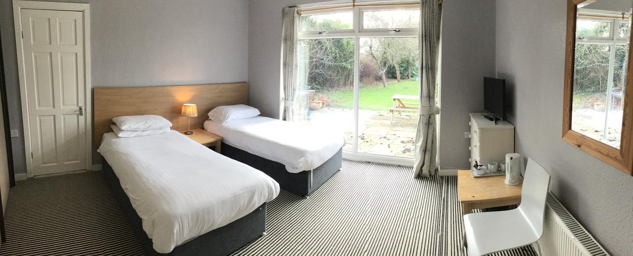 Haymills Guesthouse Солихъл Екстериор снимка