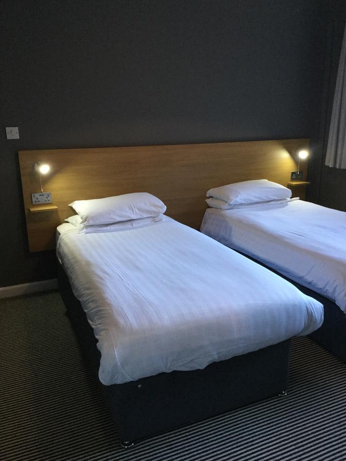 Haymills Guesthouse Солихъл Екстериор снимка