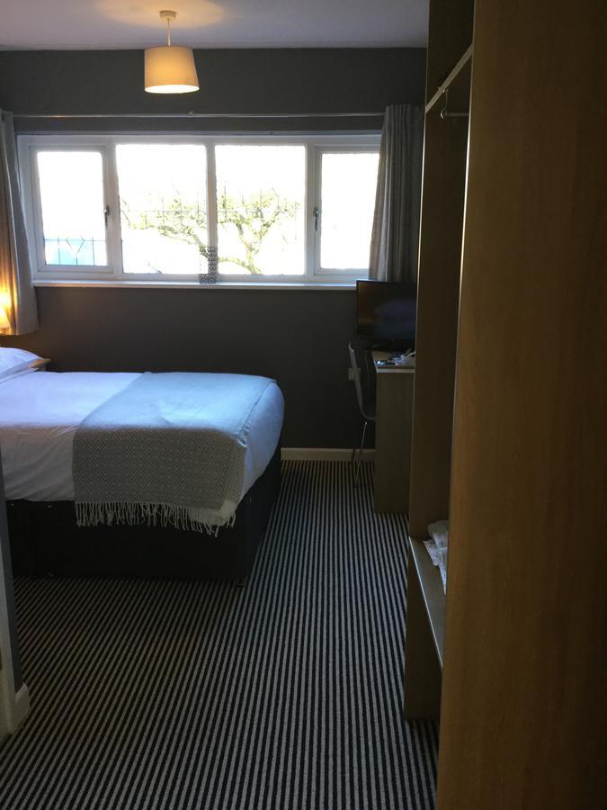 Haymills Guesthouse Солихъл Екстериор снимка